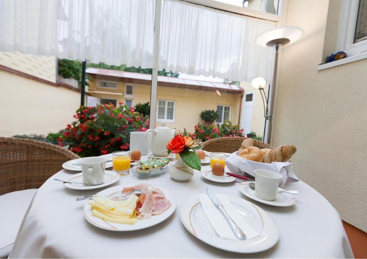 Pension Elfy Baden bei Wien Esterno foto